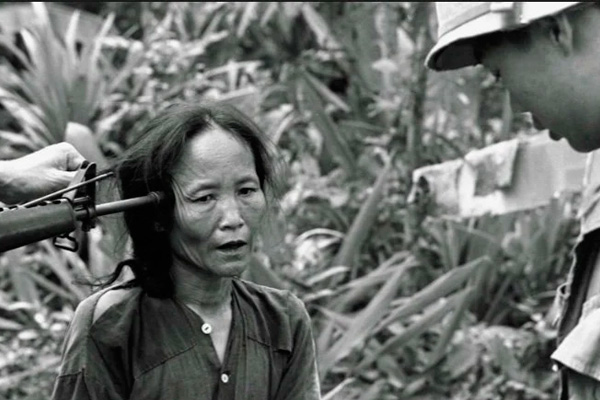VIETNAM PRISIONERA VIETCONG