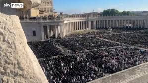 LA MULTITUD EN EL ENTIERRO DE FRANCISCO Sky News