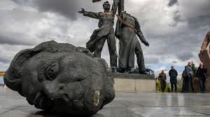 UCRANIA KIEV DERRIBA MONUMENTO A LA AMISTAD DW 2022