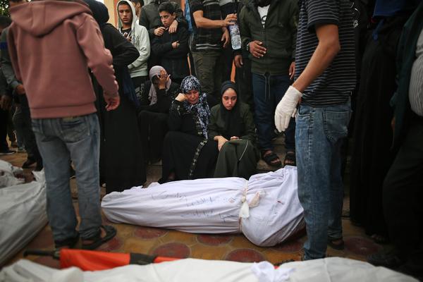 PALESTINA os cuerpos de los palestinos muertos en un ataque israelí cubiertos con sábanas a la entrada del hospital Nasser en Khan Yunis, Franja de Gaza. 19 de noviembre de 2023. Mohammed Zaanoun/ ActiveStills