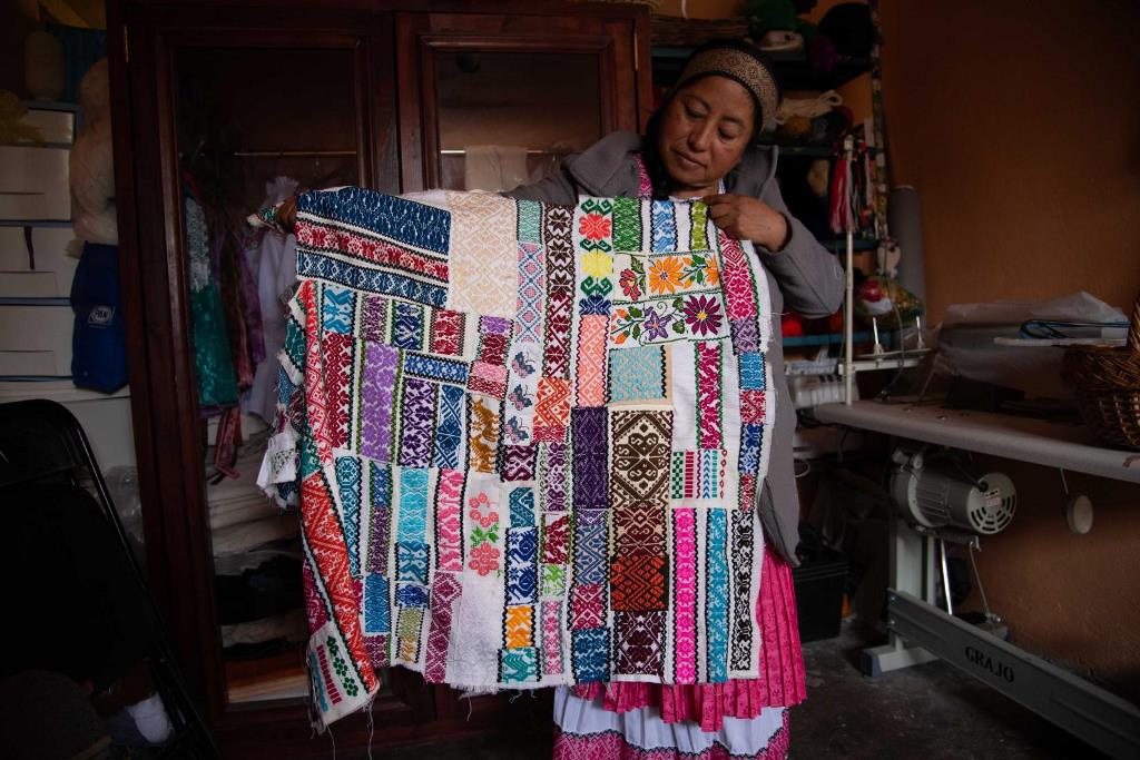 La producción de tejidos tradicionales se ve afectada por la moda rápida promovida por grandes empresas textiles internacionales. Foto Naciones Unidas México