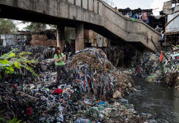 Enormes desechos de ropa contaminando río en África / Foto: Kevin McElvaney – Greenpeace, para el informe ‘Regalos envenenados’