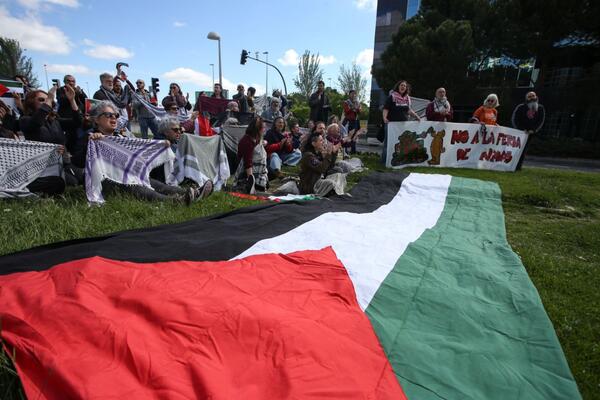 Una bandera de Palestina desplegada por los colectivos en IFEMA. Alberto Astudillo