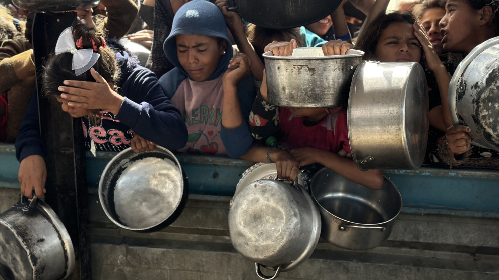 Palestinos intentan recibir comidas calientes distribuidas por organizaciones humanitarias en medio de los continuos ataques israelíes y el bloqueo total sobre Gaza (Archivo). Doaa El-Baz / Europa Press