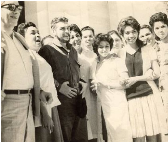 El Che Guevara con la brigada medica en Sidi Bel Abbes. Foto: Juventud Rebelde.