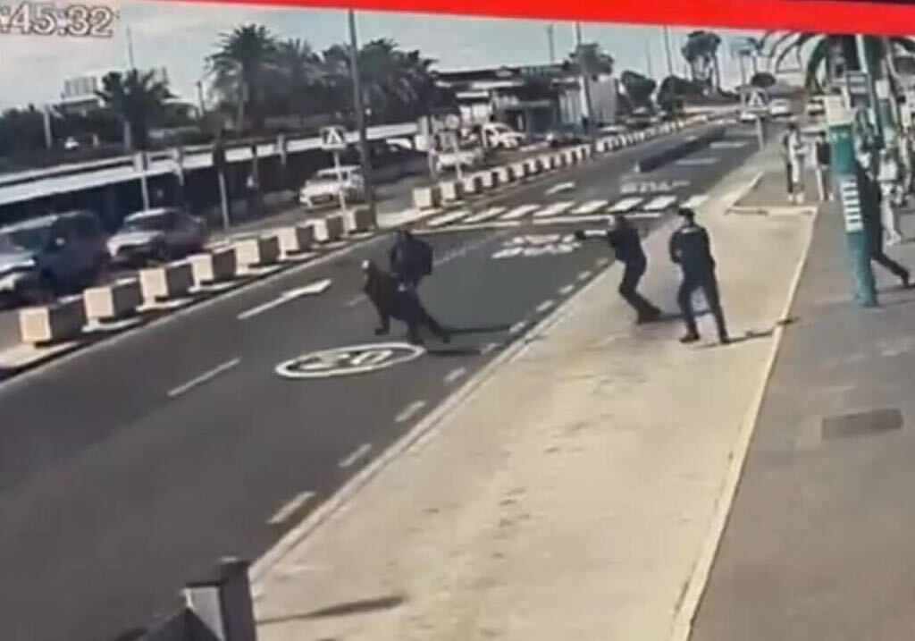 ABDOULIE CINCO POLICÍAS ABATEN A TIROS A UN JOVEN QUE SOLAMENTE PORTA UN CUCHILLO