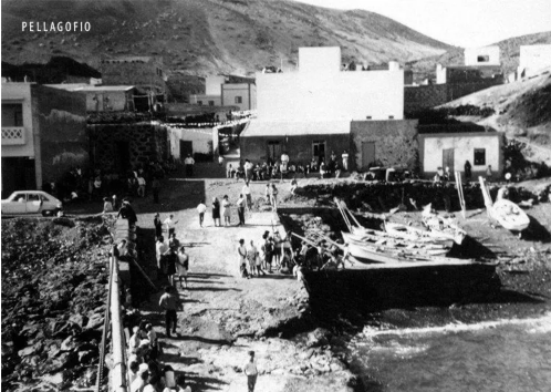 Barquillas de pescadores varadas en la orilla en La Restinga a finales de los 70.| FOTO ARCHIVO PELLAGOFIO (CEDIDA POR BAUDILIO NAVARRO QUINTERO)