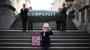Un manifestante vestido como el primer ministro británico, Keir Starmer, posa junto a una réplica de bomba y sostiene un cartel con el número de muertos en Gaza, Londres, 12 de mayo de 2025 Henry Nicholls AFP