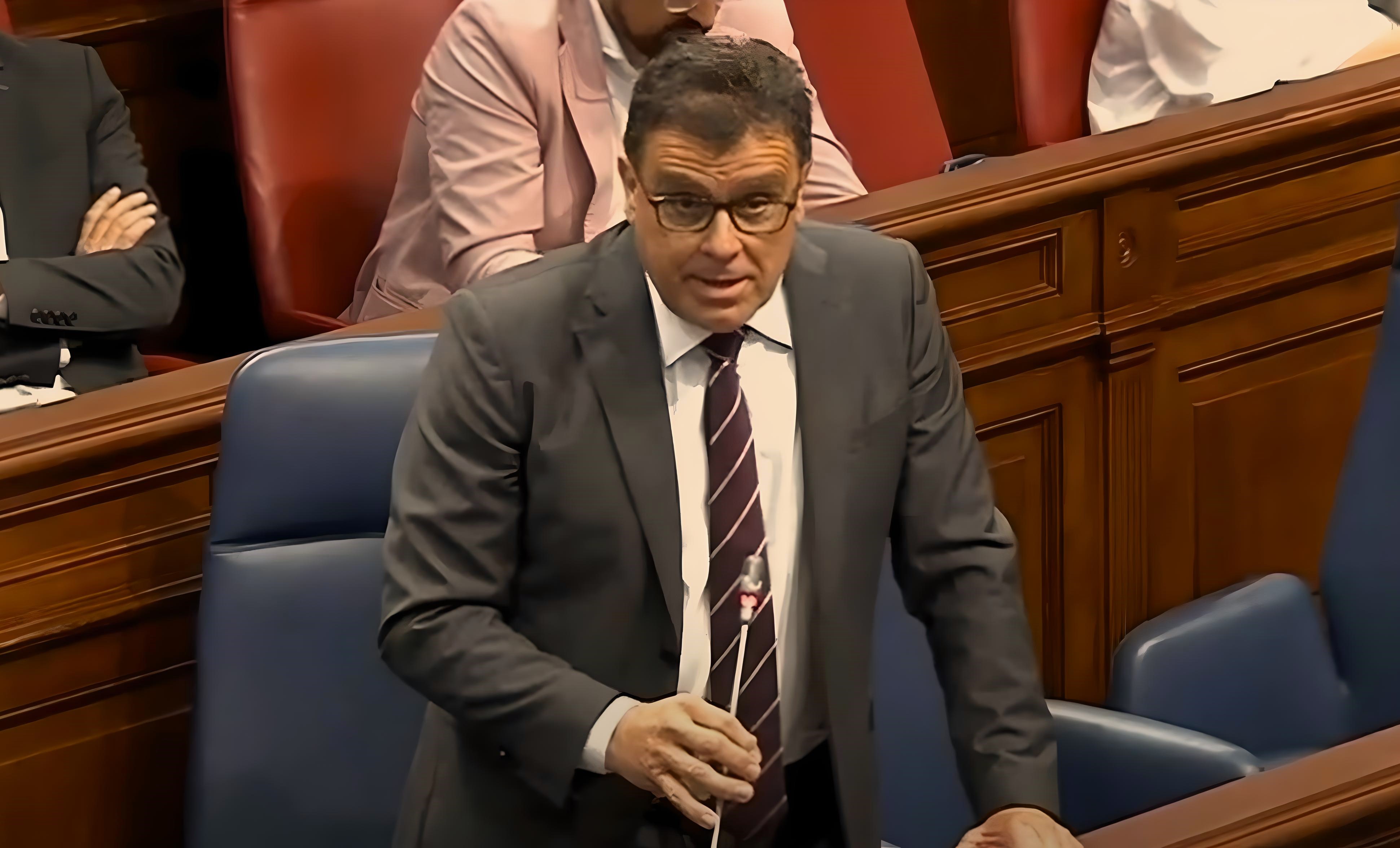 Manuel Miranda, en el pleno del Parlamento canario en que anunció que pediría el informe jurídico.