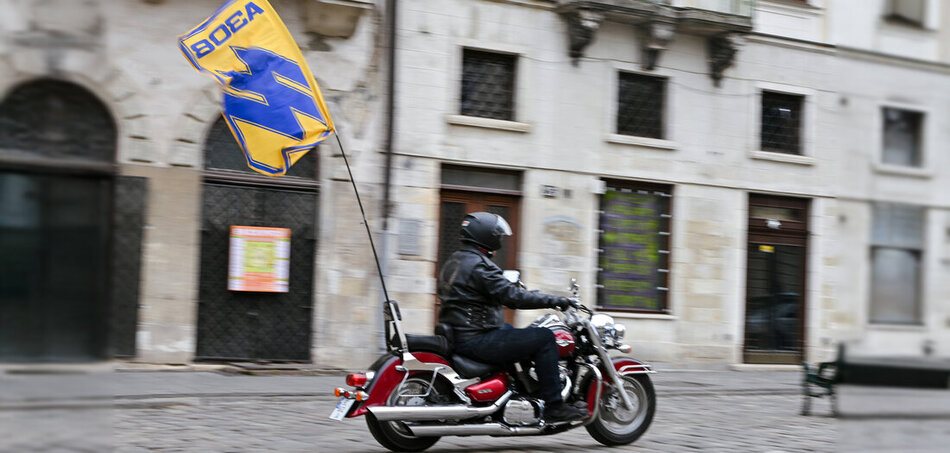 Frente Oriental Un motociclista ondea la bandera Wolfsangel de la Brigada Azov Lviv, 5 de mayo de 2025 - Anastasiia Smollienko/Ukrinform/imago  Junge Welt