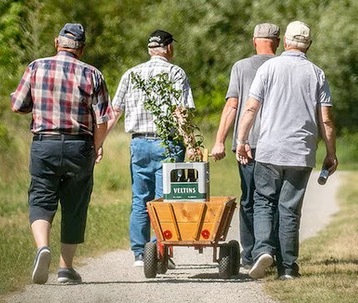 Hombres con su carrito de cerveza
