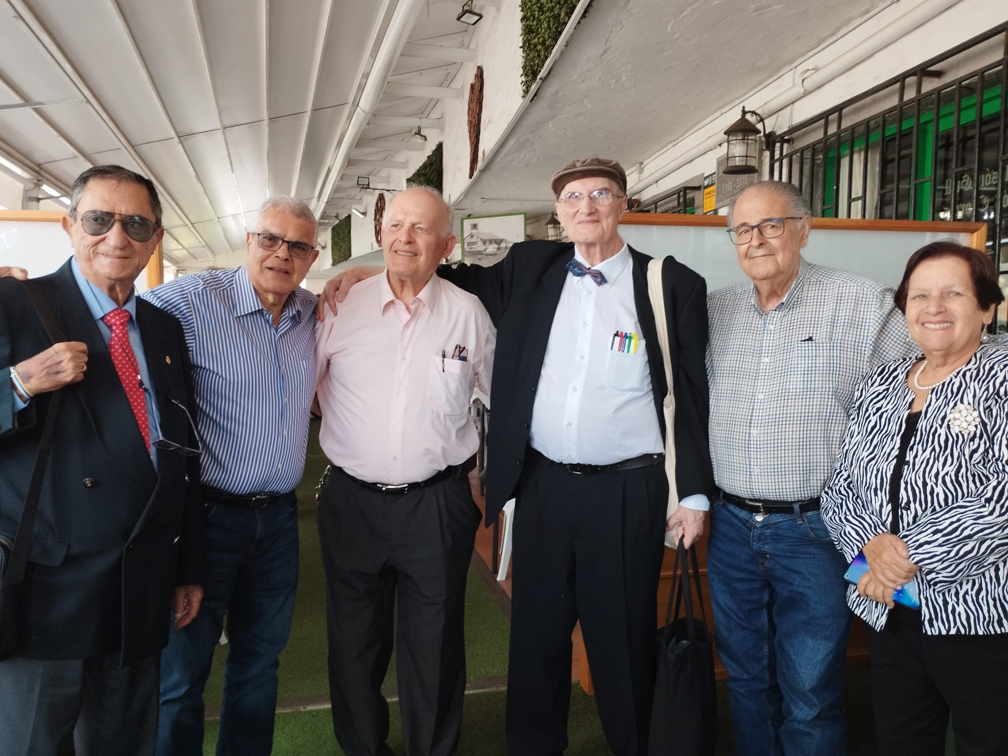 PEDRO ANATAEL MENESES, ANTONIO AGUADO, ELIGIO HERNÁNDEZ, ERASMO QUINTANA Y FIDELA VELÁZQUEZ CON CÉSAR RODRÍGUEZ PLACERES EN EL TENDERETE DE JUSTO REGOCIJO POR EL PREMIO