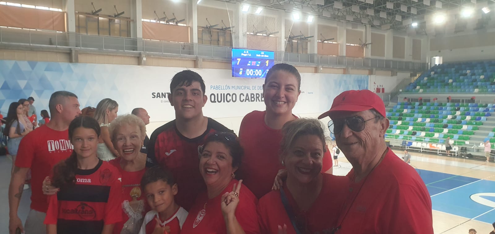 El jugador Kike con su abuelo Pedro Anatael Meneses y familia