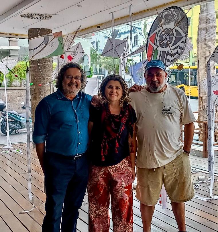PALESTINA COMETAS  Fátima Suleiman Presidenta de la Comunidad Palestina en Canarias.
Paco Arana, artista creador multidisciplinar.
