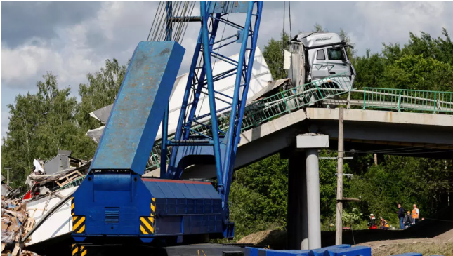Especialistas de los servicios de emergencia trabajan en el lugar, después de que un puente de carretera se derrumbara sobre las vías del tren, descarrilando un tren que se aproximaba en la región de Bryansk, Rusia, el 1 de junio de 2025. © Reuters - Stringer FRANCE 24