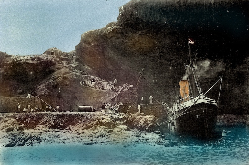 El vapor "Fuerteventura", "atracado" junto al embarcadero de la Cueva del Conde (c. 1914) - PUENTE DE MANDO