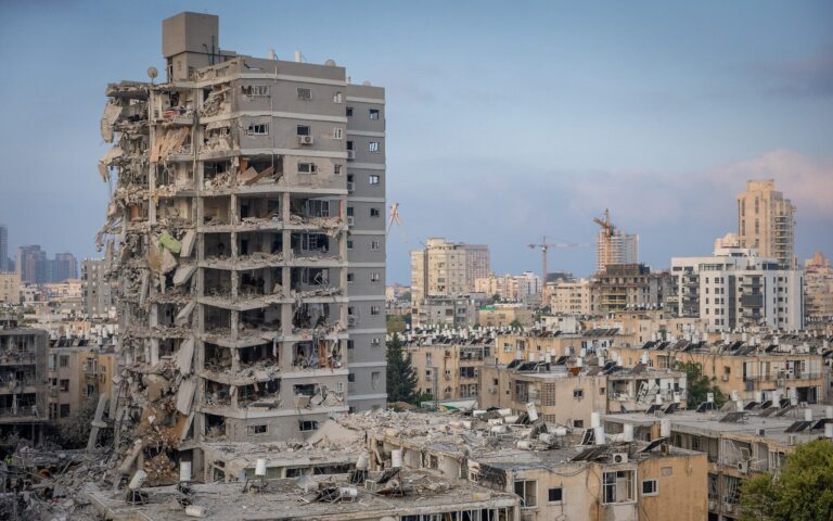 Escena de un edificio de apartamentos destruido por el impacto de un misil balístico iraní, Bat Yam, Israel, 15 de junio de 2025