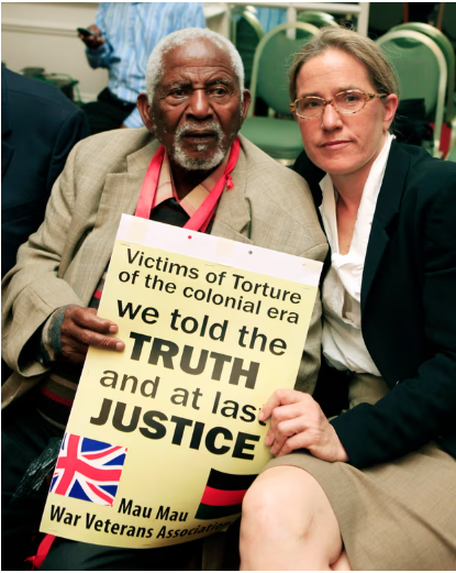 Caroline Elkins con Gitu Wa Kahengeri, secretario general de la Asociación de Veteranos de Guerra Mau Mau, en Nairobi, Kenia, 2013. Foto: Noor Khamis/Reuters