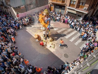 En Alfaro  quemando Muñecos