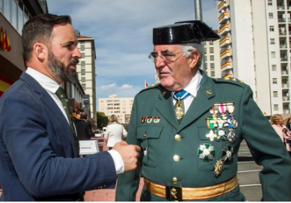 El líder de Vox, Santiago Abascal, saluda a la Guardia Civil en el cuartel vitoriano de Sansomendi ABC