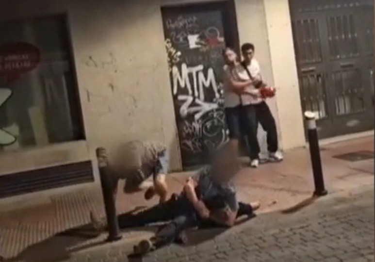 <p>Captura del video en el que se ve cómo un policía municipal estrangula al hombre que permanece tumbado en el suelo. / <strong>Telecinco </strong></p>
Captura del video en el que se ve cómo un policía municipal estrangula al hombre que permanece tumbado en el suelo. / Telecinco