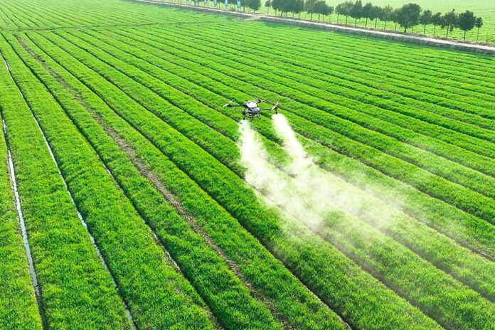 Los riesgos para la salud y el medioambiente asociados con el uso de insecticidas son claros para los expertos. Foto EFT Drone en Pixabay