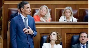 Sánchez discursea con la mano en el pecho