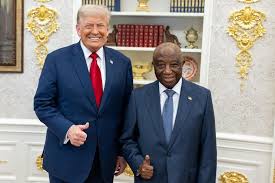 TRUMP CON BOAKAI. PRESIDENTE DE LIBERIA, PAÍS ANGLÓFONO