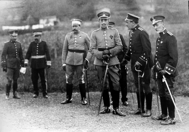 ALFONSO XIII En el centro, Alfonso de Borbón disfrazado de militar