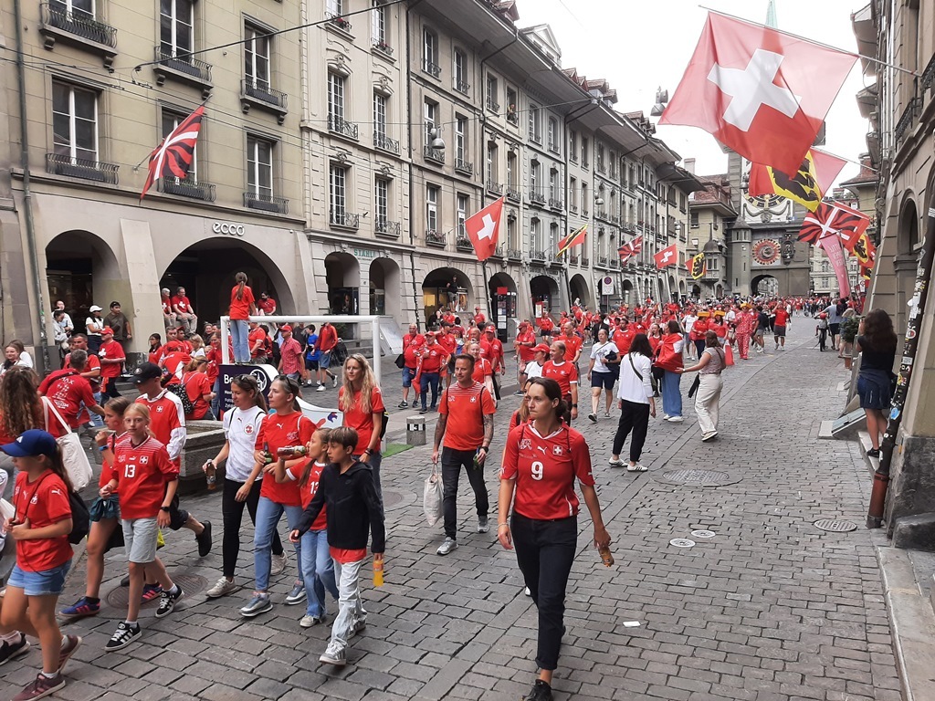 Miles de capitalinos se movilizaron el domingo 6 de julio por las calles de Berna hasta el Estadio Wankdorf en la antesala del partido entre Suiza e Islandia _Foto Sergio Ferrari