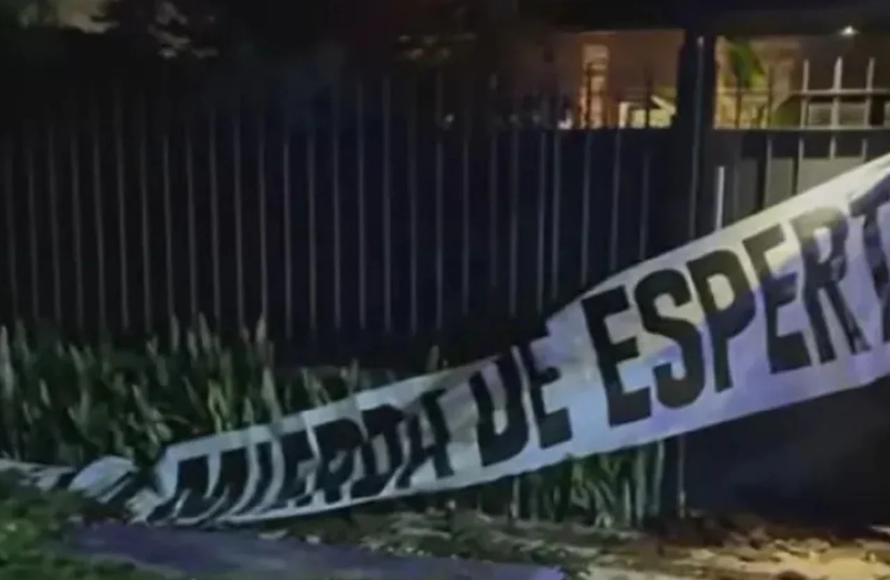 "Acá vive la mierda de José Luis Espert" PANCARTA EN LA PUERTA DE ESPERT EN BECCAR