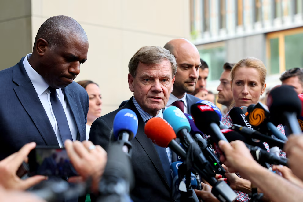 El ministro alemán de Asuntos Exteriores, Johann Wadephul, flanqueado por el ministro francés para Europa y Asuntos Exteriores, Jean-Noel Barrot, el ministro británico de Asuntos Exteriores, David Lammy, y la Alta Representante de la Unión Europea para Asuntos Exteriores y Política de Seguridad, Kaja Kallas (REUTERS/Denis Balibouse) INFOBAE
