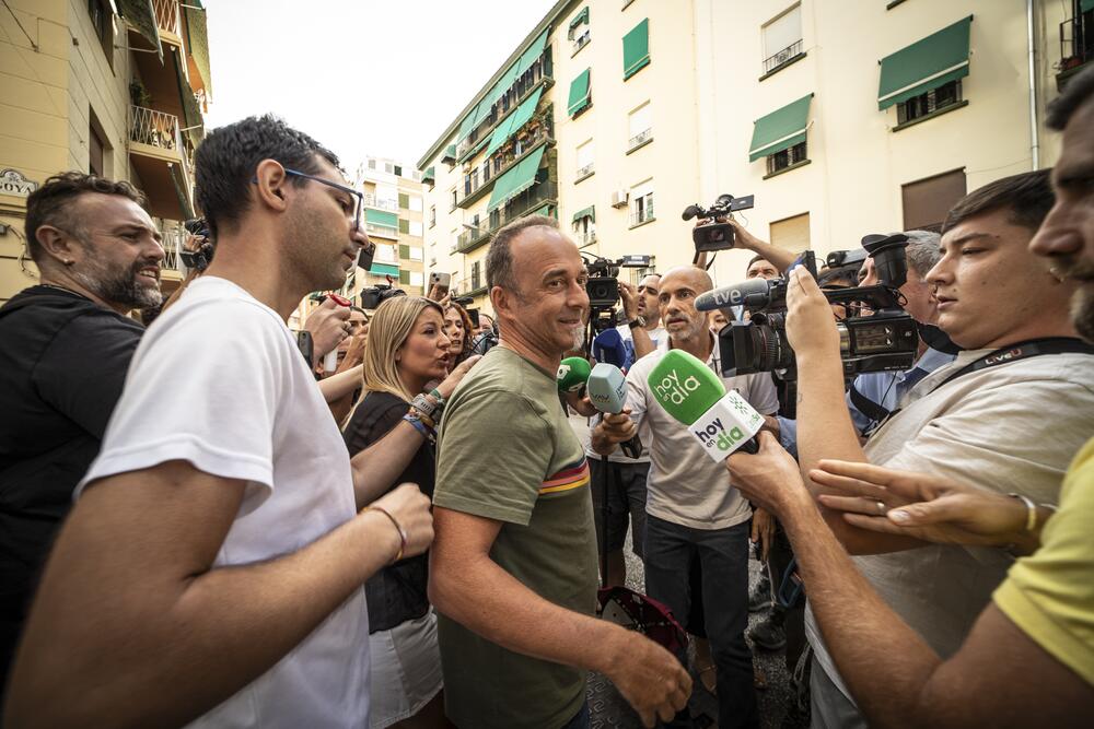 Francesco Arcuri en la puerta del punto de encuentro familiar donde se paralizó el martes la entrega de su hijo, Daniel Jaime Cinca
