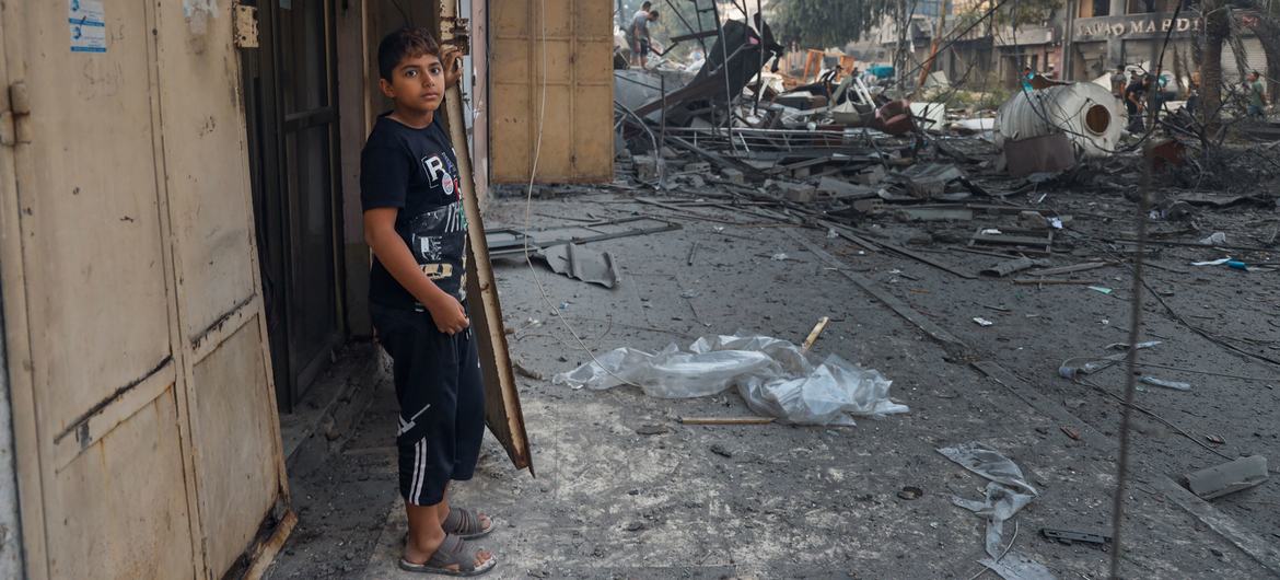 Gaza en ruinas. Un niño de 11 años frente su casa en la Ciudad de Gaza. Foto Mohammad Ajjour_UNICEF