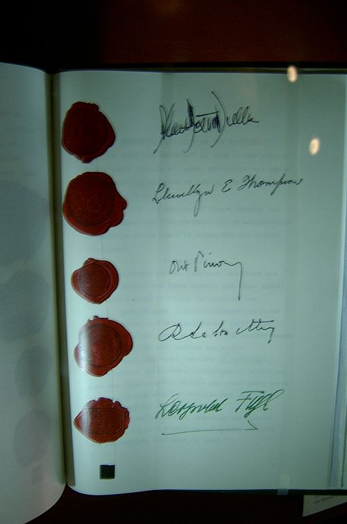 El Tratado de Estado austriaco con las firmas de los cuatro ministros Aliados y el ministro de Asuntos Exteriores austriaco WIKIPEDIA