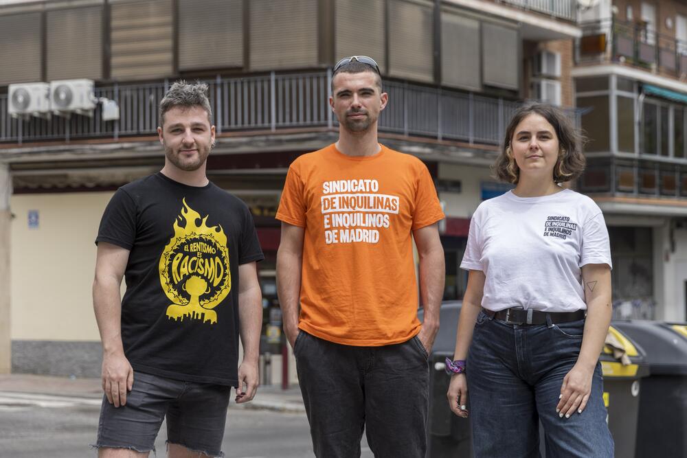 David F. Sabadell De izquierda a derecha, Alberto Martínez Casado, Pablo Pérez Ruiz y Elisa Molina Viruela, activistas del Sindicato de Inquilinas de Madrid.