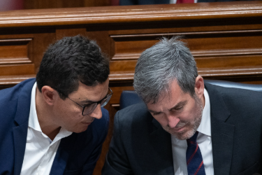 RODRÍGUEZ Y CLAVIJO, MUY ABSTRAÍDOS, SIN DUDA BUSCANDO SUS RESPECTIVOS TÍTULOS ACADÉMICOS