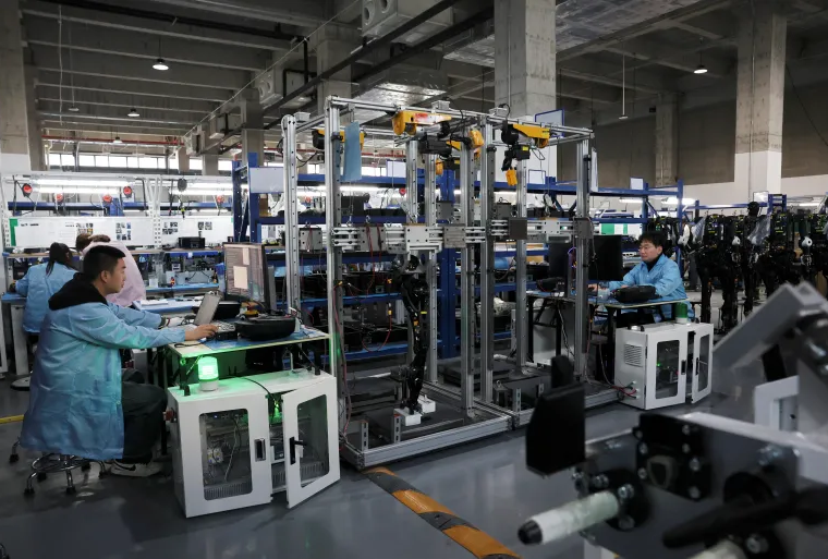 Línea de montaje de robots humanoides en la fábrica AgiBot en Shanghái, China, el 20 de marzo de 2025 [Archivo: Florence Lo/Reuters]