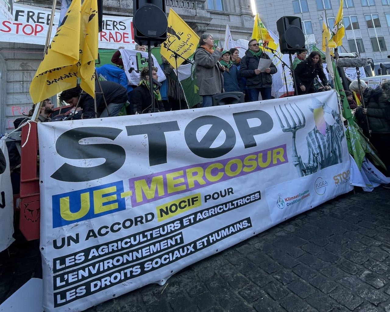 Maniestación contra el acuerdo comercial entre el MERCOUR y la Unión Europea. Parar el acuerdo nocivo, indica la pancarta de los manifestantes. Foto CNCD