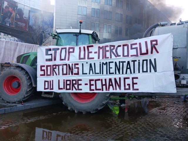 Una de las manifestaciones campesinas en Europa contra el tratado UE-MERCOSUR. La pancarta dice SAUQEMOS LA ALIMENTACIÓN DEL LIBRE COMERCIO. Foto RESAP