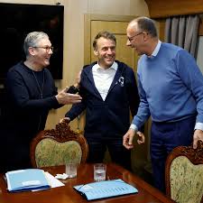 STARMER MACRON Y MERZ EN SU COMENTADA REUNIÓN CON PAPELINA