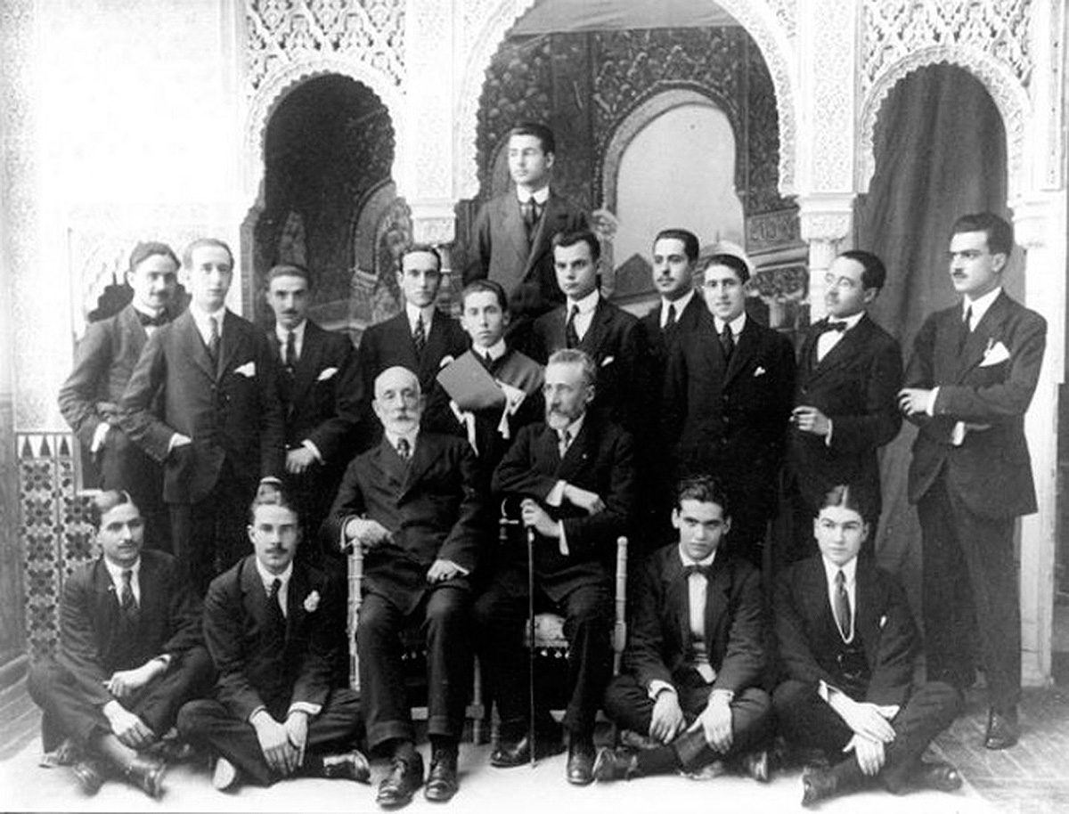 Visita a la Alhambra de los alumnos de Martín Domínguez Berrueta. Lorca aparece sentado en el suelo el segundo por la derecha. / Foto: Fundación FGL