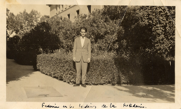 LORCA EN EL JARDÍN DE LAS ADELFAS DE LA RESIDENCIA DE ESTUDIANTES, 1919, FGL