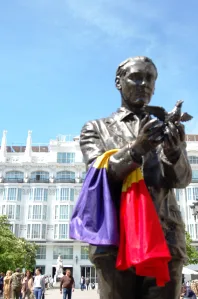 ESTATUA DE FEDERICO EN MADRID, CON SU BANDERA, LA REPUBLICANA