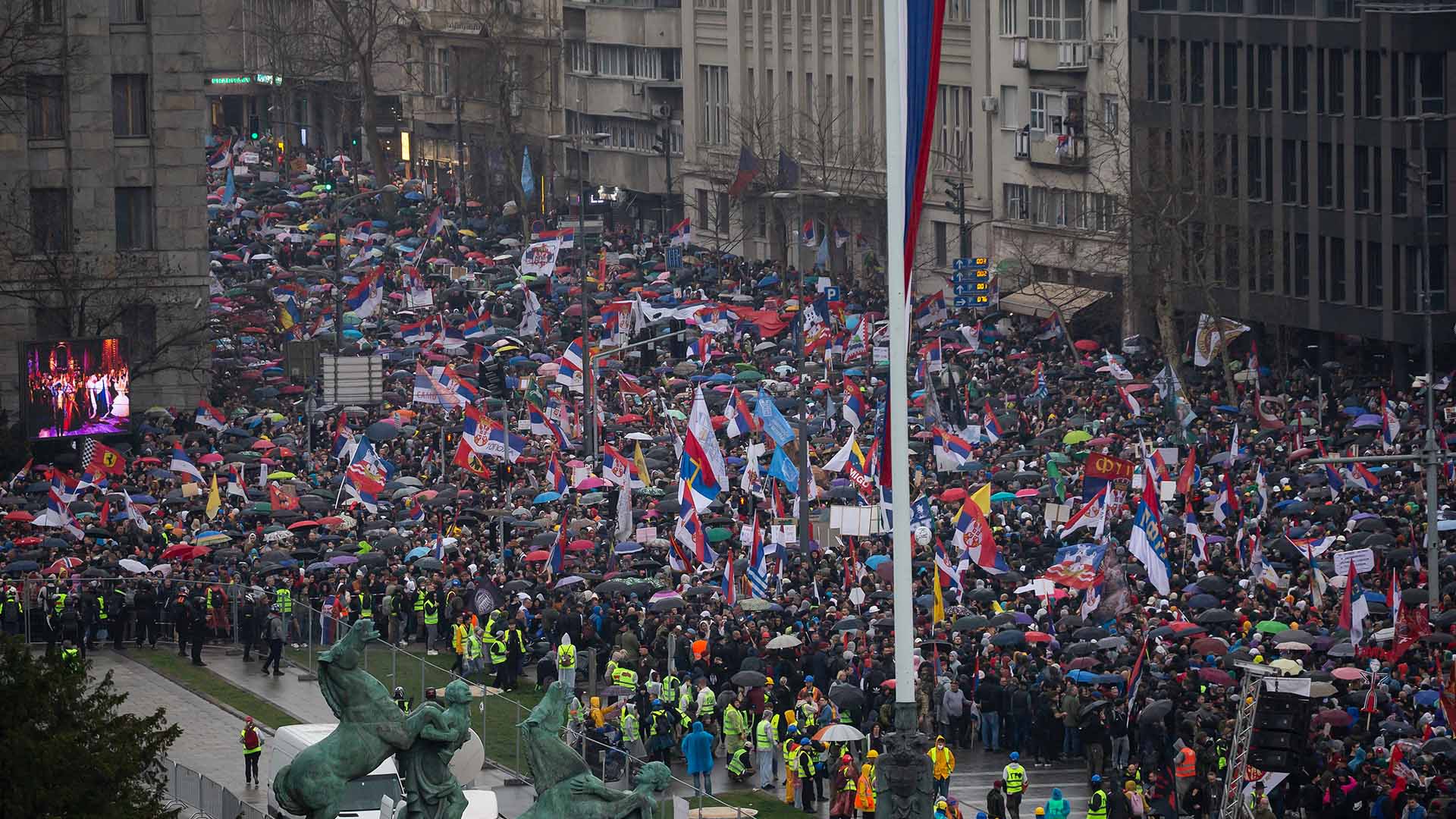 Una multitud de manifestantes marcha en Belgrado (Serbia) con banderas y pancartas el 15 de marzo de 2025. Foto: Srdjan Stevanovic / Getty Images
REAL INSTITUTO ELCANO