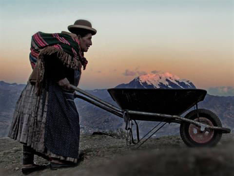 BOLIVIA S. Gigie (2014) Chola cargando el Illimani