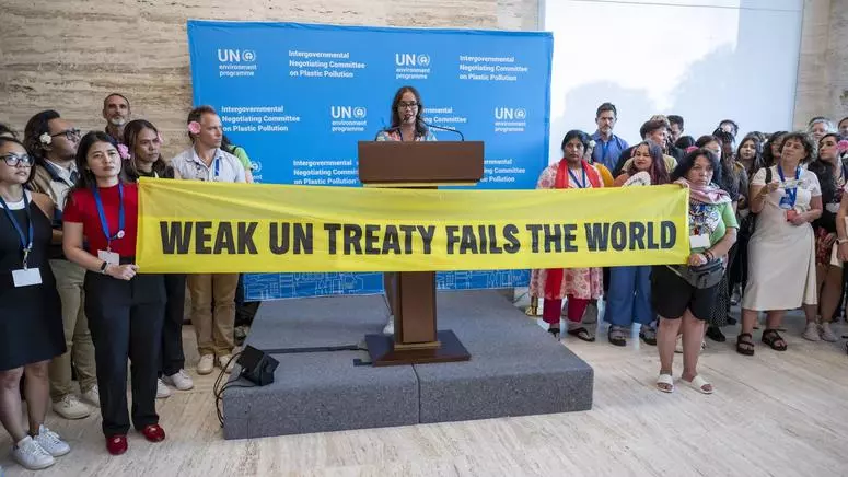 Protesta por el último borrador de acuerdo para el Tratado Global de los Plásticos, en la cumbre de la ONU en Ginebra, en agosto de 2025. Martial Trezzini Efe