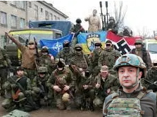 ZELENSKI CON SU BATALLÓN AZOV, QUE ENARBOLA LA ESVÁSTICA JUNTO CON LA BANDERA DE LA OTAN