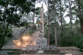 MONUMENTO A FRANCO EN LAS RAÍCES, OBRA DE JUAN DE ÁVALOS, DERRIBADO EN