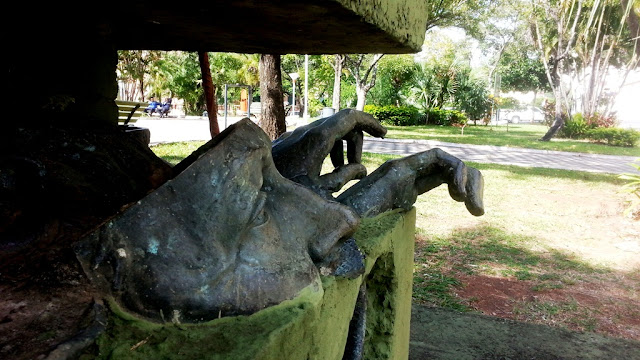 LOS RESTOS DE LA ESTATUA DE STROESSNER, EN EL MONUMENTO DE CARLOS COLOMBINO DEDICADO A LAS VÍCTIMAS DE LA REPRESIÓN DE LA DICTADURA EN PARAGUAY